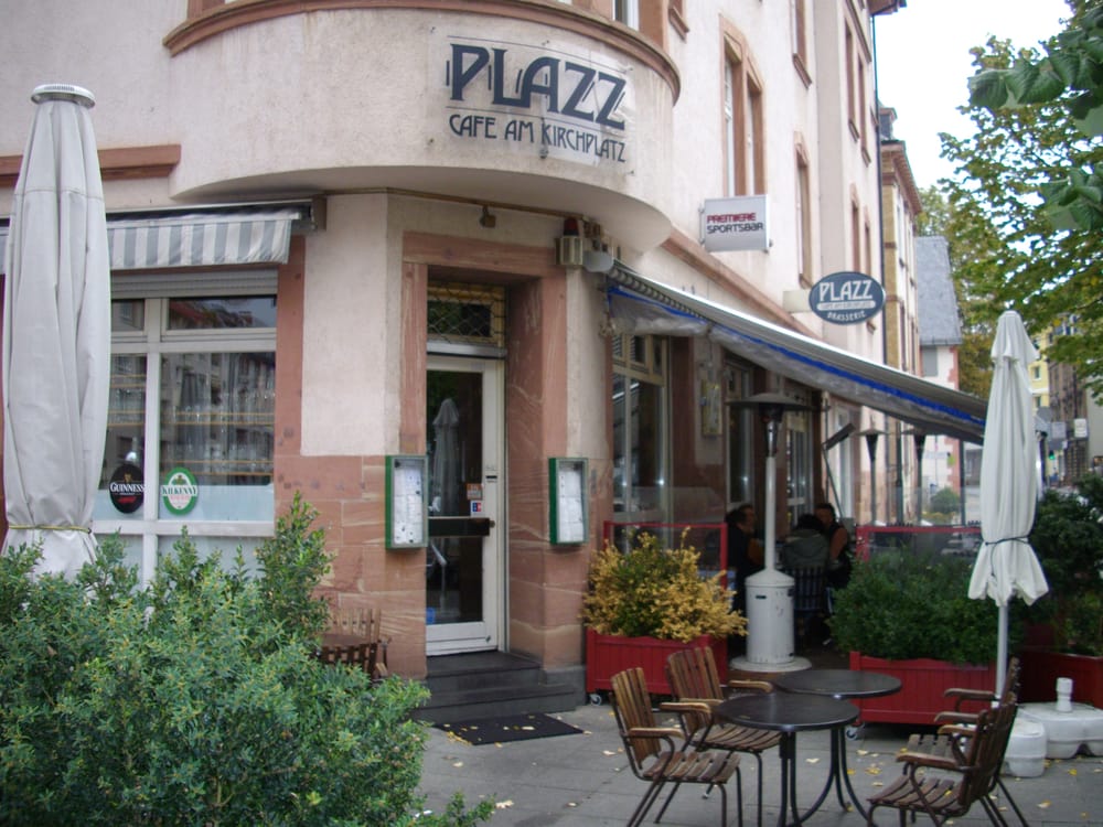 Café Plazz – Fassade am Kirchplatz